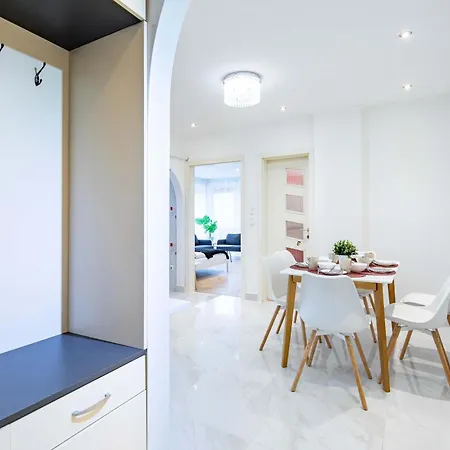 Balcony - - Spacious - Sunny Apartament *